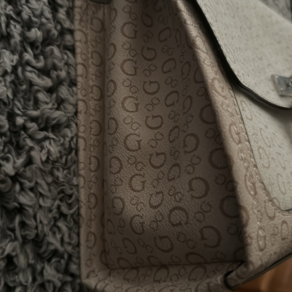 Beautiful GUESS purse - Picture 3 of 5